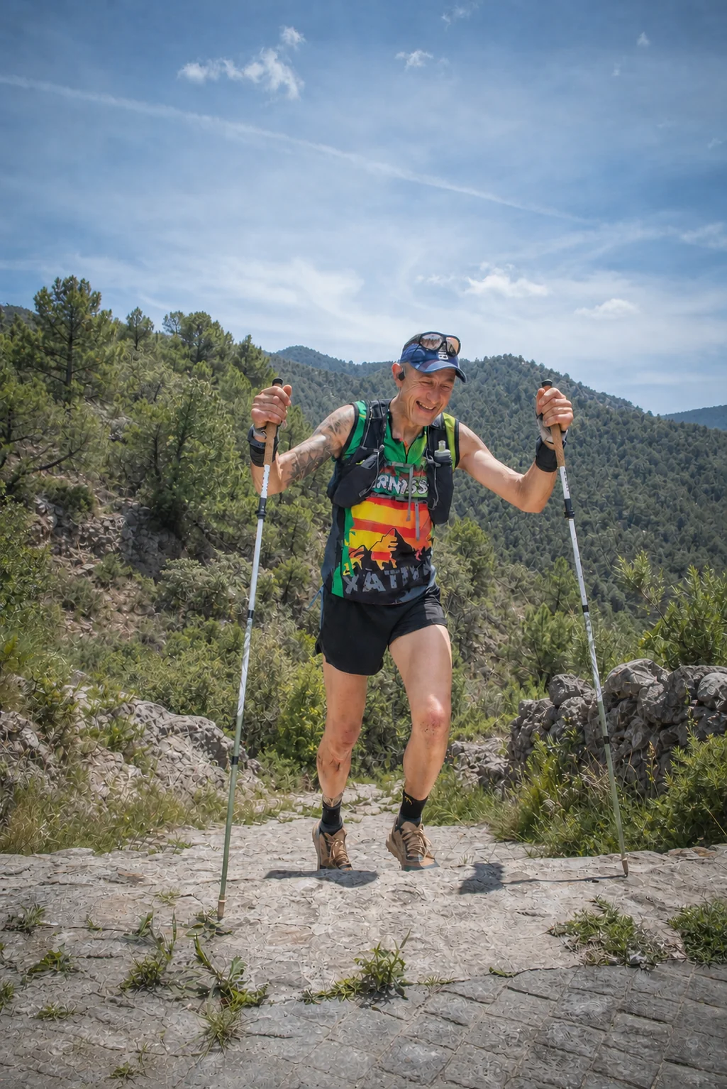 Corredor de ADVTRAIL ascendiendo por una senda de la Sierra de Espadán